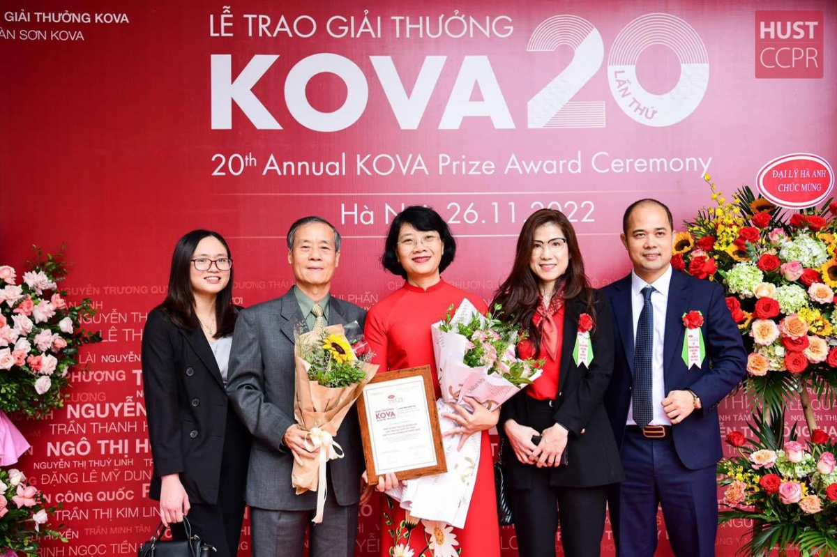 PGS.TS Đoàn Thị Thái Yên bên đồng nghiệp