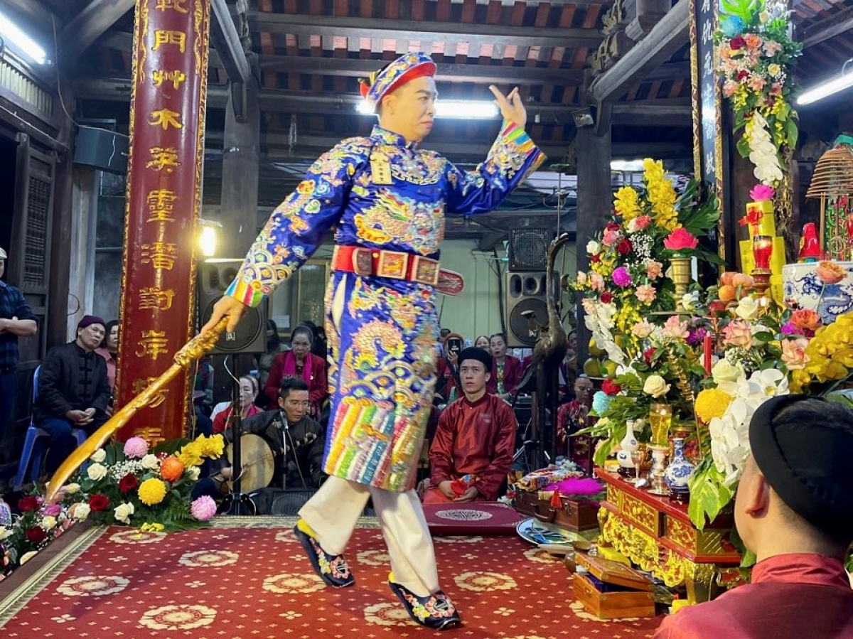 Nghệ nhân ưu tú Nguyễn Tất Kim Hùng (Thủ nhang Đền Nguyên Khiết Linh Từ) trong giá hầu Quan lớn Đệ Ngũ Tuần Tranh