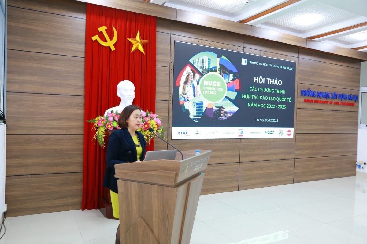 PGS.TS Tạ Quỳnh Hoa trưởng Khoa Đào tạo Quốc tế phát biểu tại hội thảo