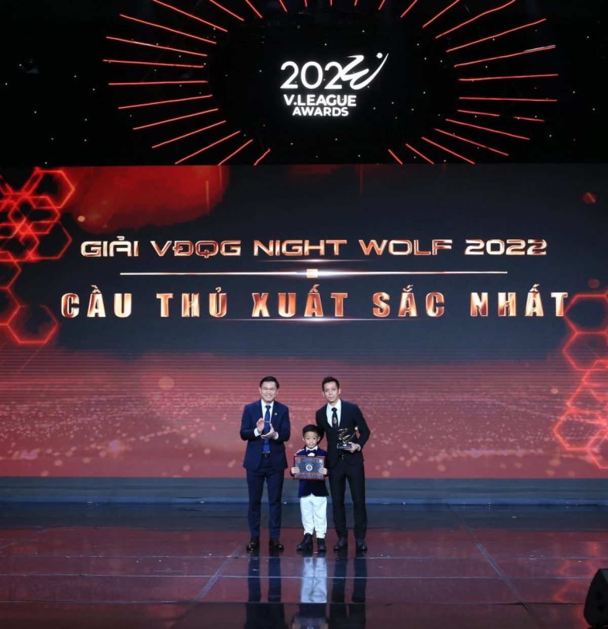 Văn Quyết lần thứ ba nhận danh hiệu Cầu thủ xuất sắc nhất V.League