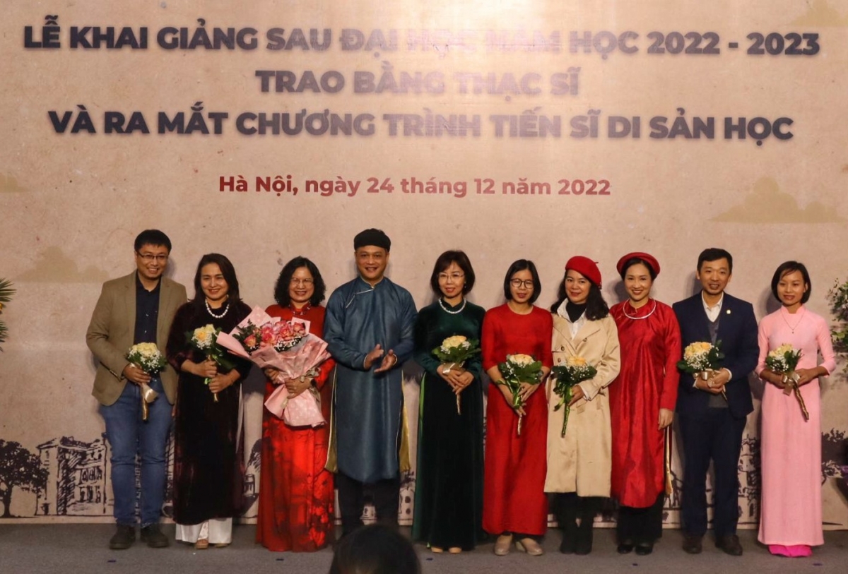 Lãnh đạo Khoa Các Khoa học liên ngành (ĐHQG Hà Nội) và đội ngũ chuyên gia xây dựng chương trình Tiến sĩ Di sản học