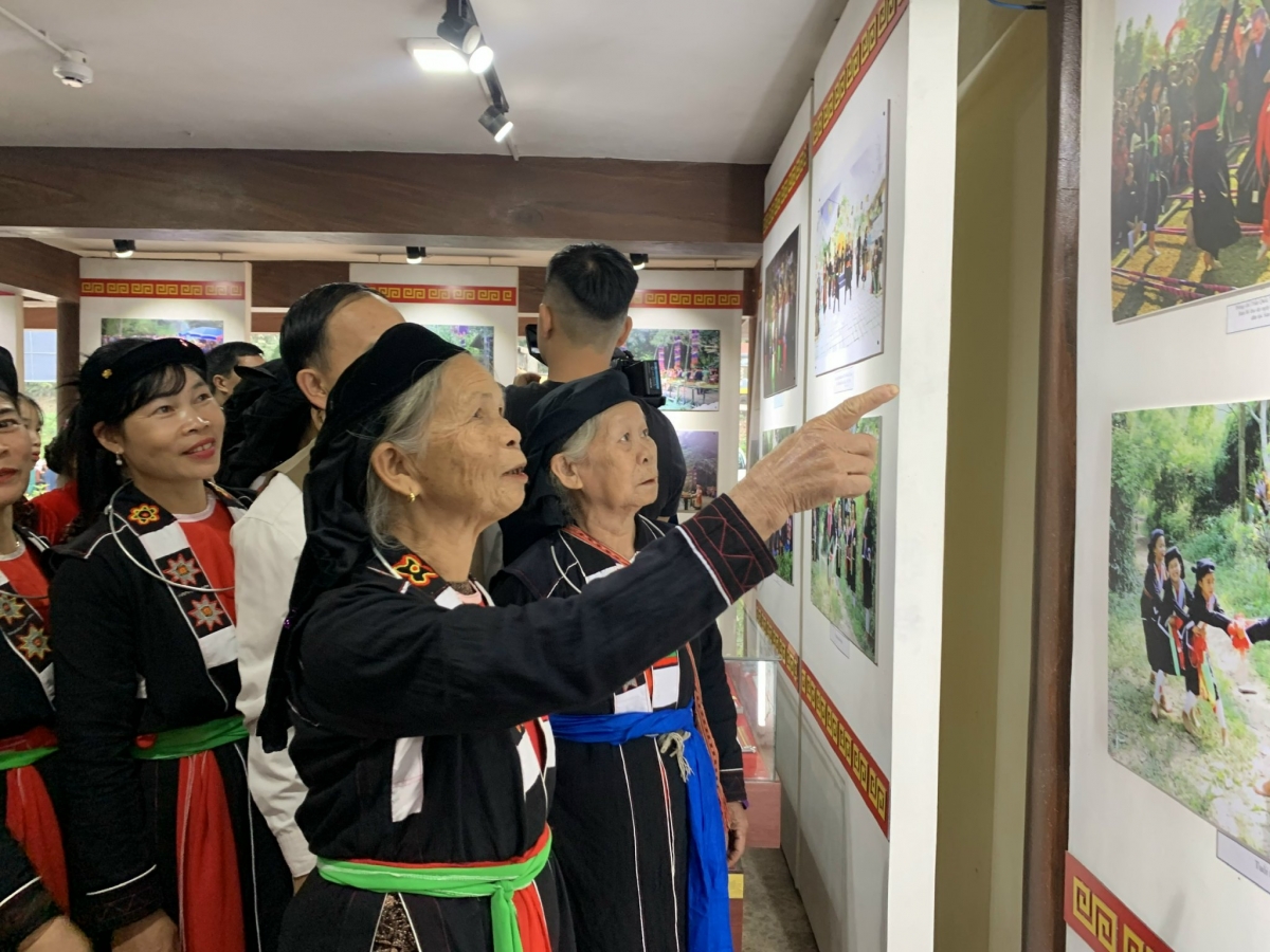 Đông đảo bà con đến tham quan triển lãm
 