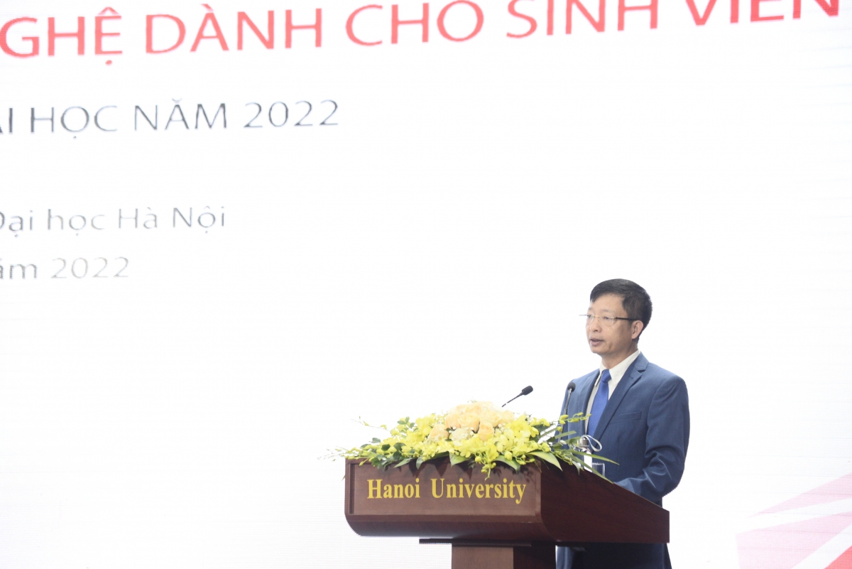 Phó Hiệu trưởng Trường ĐH Hà Nội - TS Lương Ngọc Minh phát biểu trong Lễ khai mạc