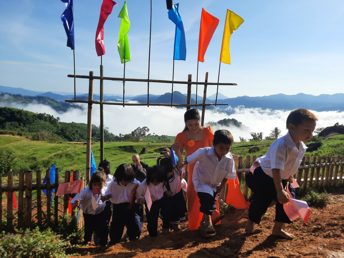 Cô trò điểm trường Tăk Pổ (Trường Phổ thông dân tộc bán trú tiểu học Trà Tập, tỉnh Quảng Nam) trong ngày khai giảng năm học 2022-2023