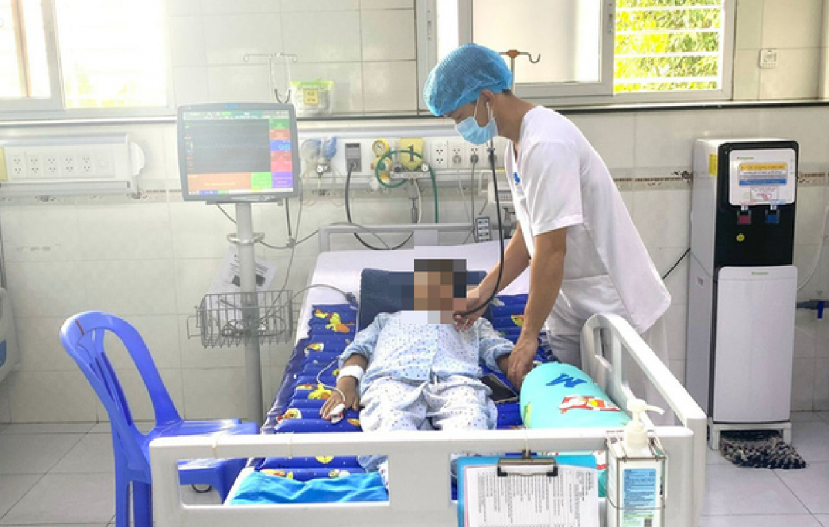 Bệnh nhi hiện đang được chăm sóc, theo dõi tại khoa hồi sức tích cực - chống độc, Bệnh viện Nhi đồng Cần Thơ