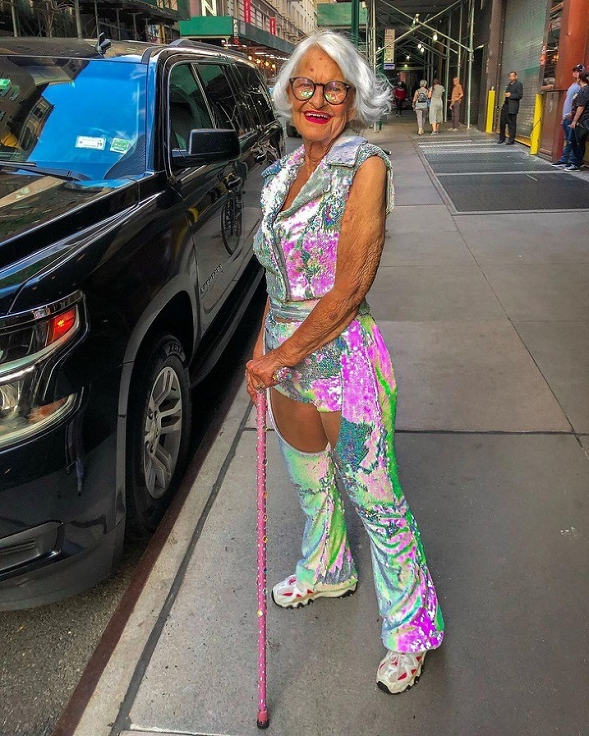 Ít cụ bà nào dám mặc màu sắc như bà Baddiewinkle