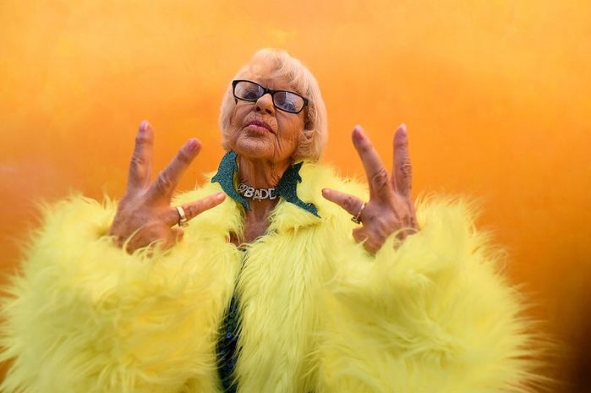 Gam màu nổi bật là phong cách của bà Baddiewinkle mỗi khi xuất hiện