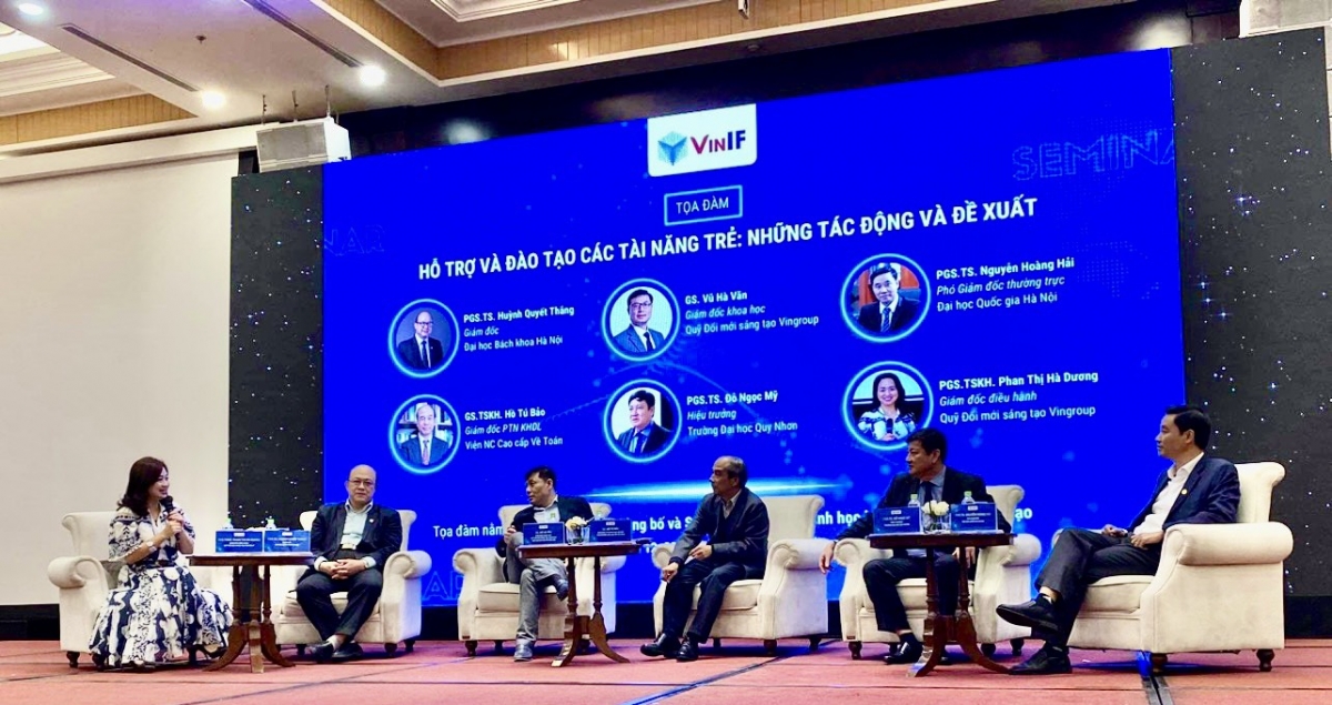 Các chuyên gia, nhà khoa học thảo luận tại tọa đàm ngày 8/12