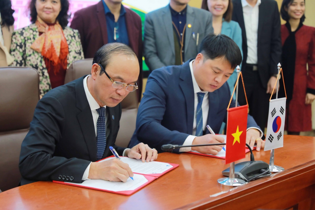 GS.TS Trịnh Minh Thụ - Hiệu trưởng Trường Đại học Thủy lợi và Ông Kim Sang Won, Giám đốc công ty Thương mại KCL Hàn Quốc ký kết biên bản hợp tác
