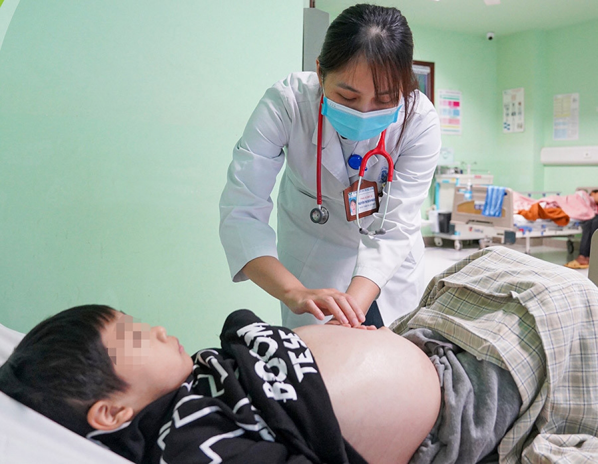 Bệnh nhi mắc hội chứng thận hư đang điều trị tại Bệnh viện Nhi Trung ương