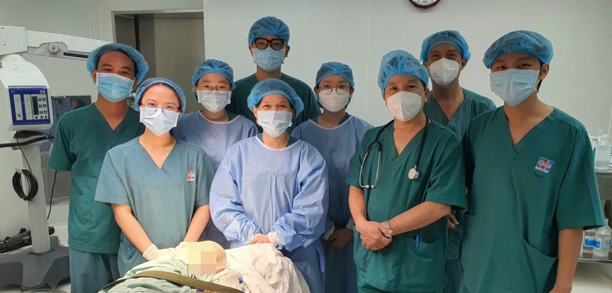 Ê kíp bác sĩ thực hiện phẫu thuật cấy ốc tai cho bé trai 2,5 tuổi.
