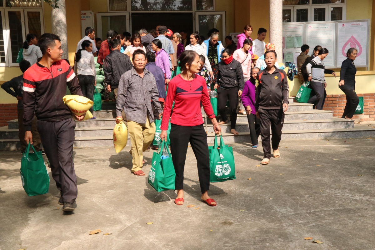 Những phần quà được trao gửi mùa Tết 2020. Ảnh: langvanhoavietnam.vn
