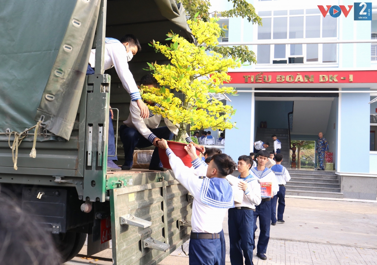 Những món quà tinh thần góp phần tạo động lực, động viên các cán bộ, chiến sĩ trên Nhà giàn và quân, dân huyện Côn Đảo an tâm công tác và đón Tết Quý Mão 2023
 