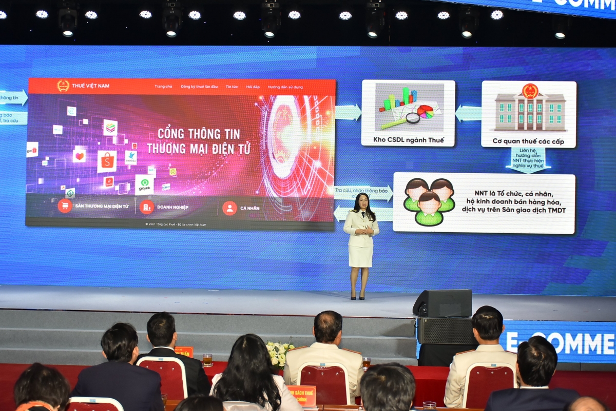 Đại diện Tổng cục thuế giới thiệu về Cổng Thông tin Thương mại điện tử