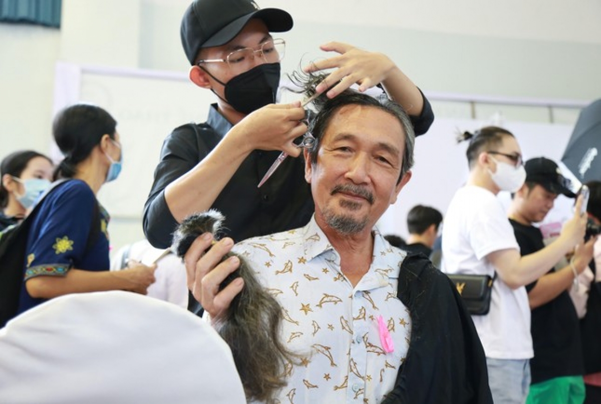 Ông Duy với mái tóc nuôi dài để hiến cho bệnh nhân ung thư