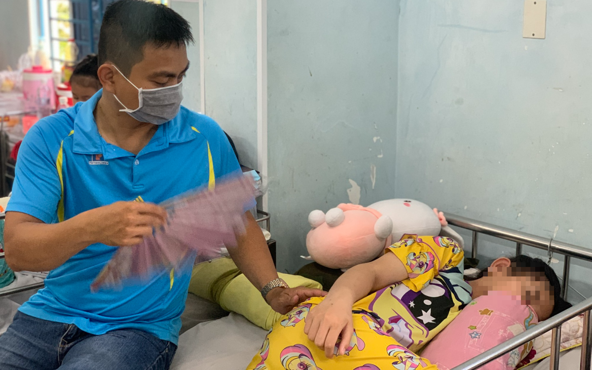 Trẻ mắc viêm màng não điều trị tại Bệnh viện Nhi đồng 2 (TP.HCM).