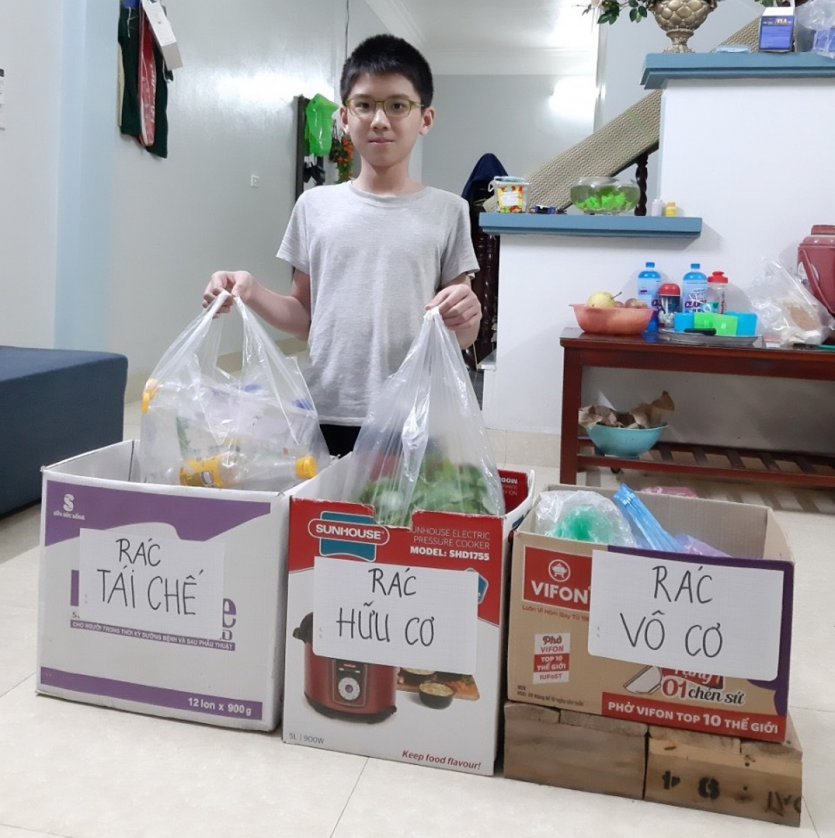Học sinh trường THCS Nguyễn Huy Tưởng (Đông Anh) phân loại rác tại nhà