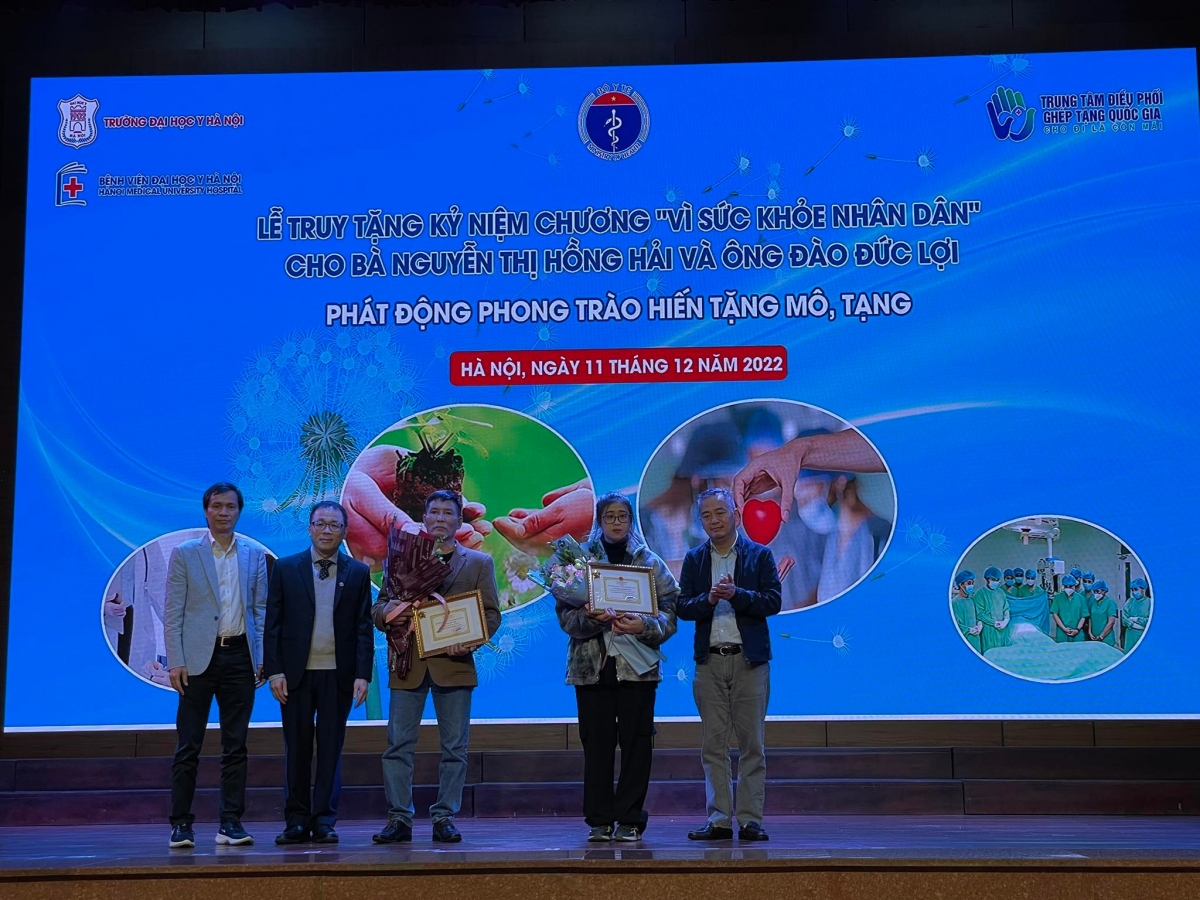 Trao Kỷ niệm chương “Vì sức khoẻ nhân dân” cho thân nhân hai người hiến tạng.