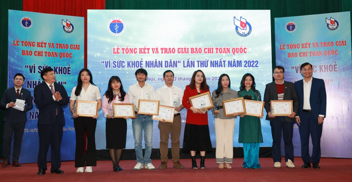 Các tác giả lên nhận giải thưởng của Cuộc thi