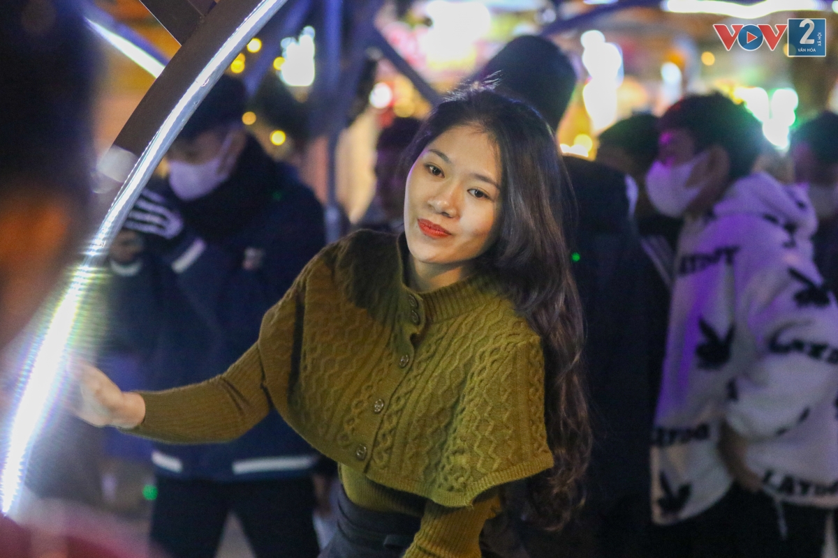 Thu Trang (quận Hoàng Mai, Hà Nội): “Thời tiết những ngày này rất hợp đi chơi và mình thấy không khí giáng sinh ở đây rất vui và nhộn nhịp, mặc dù không theo đạo nhưng mình cũng đi ra ngoài để cảm nhận không khí giáng sinh đang đên rất gần”.