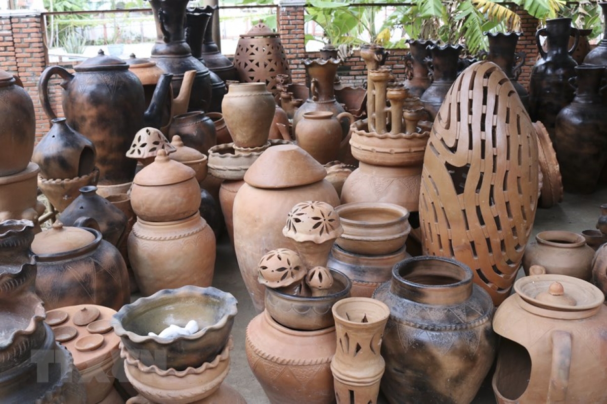 Nghệ thuật làm gốm của người Chăm được UNESCO ghi danh vào Danh sách di sản văn hóa phi vật thể cần được bảo vệ khẩn cấp là một trong những đề cử bình chọn