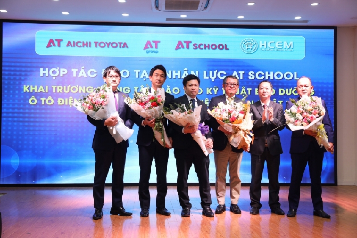 TS Đồng Văn Ngọc, Hiệu trưởng Trường Cao đẳng Cơ điện Hà Nội tặng hoa các thành viên Công ty cổ phần Aichi Toyota