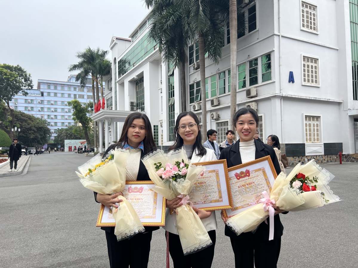 Nhóm sinh viên Trường ĐH y ĐH Huế