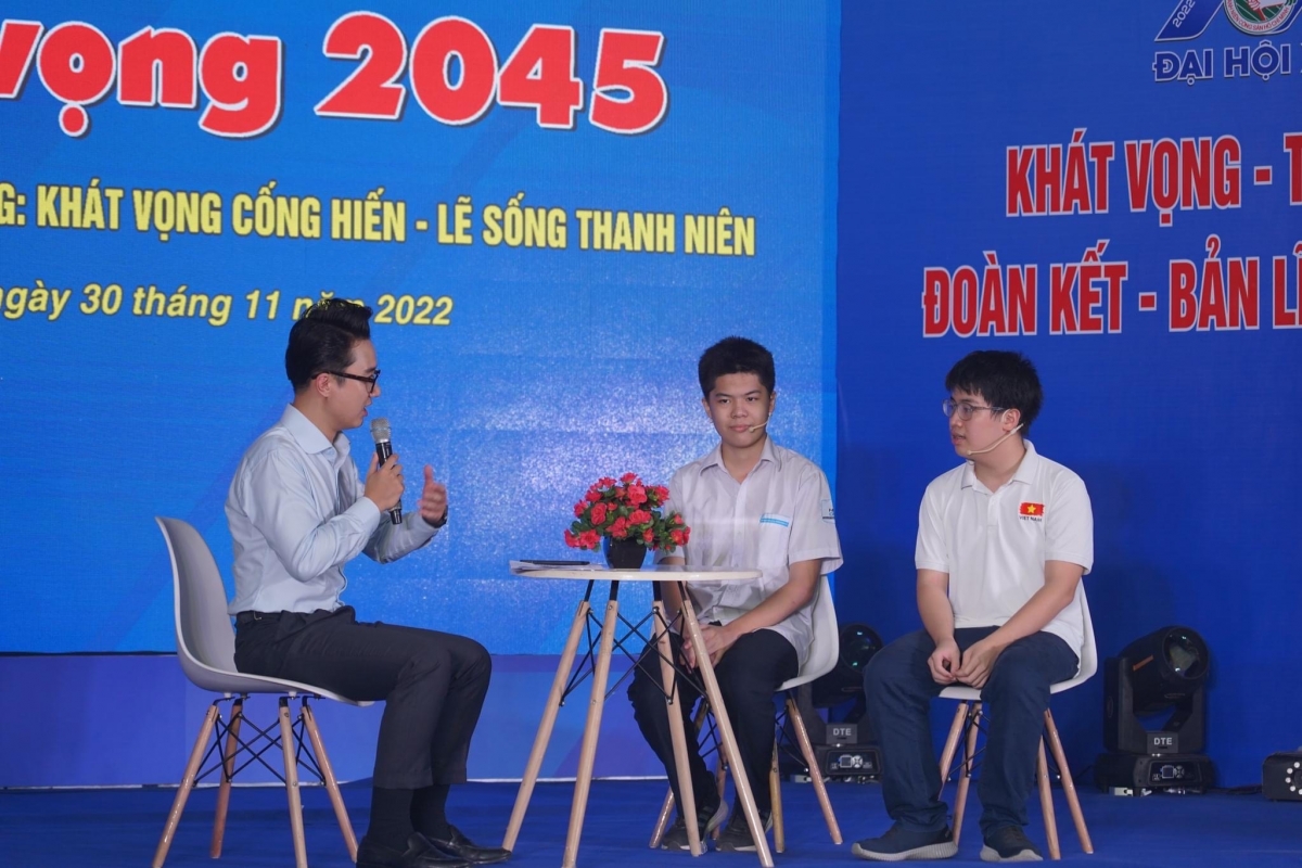 Ngô Quý Đăng ( ngoài cùng bên phải ) trong buổi giao lưu