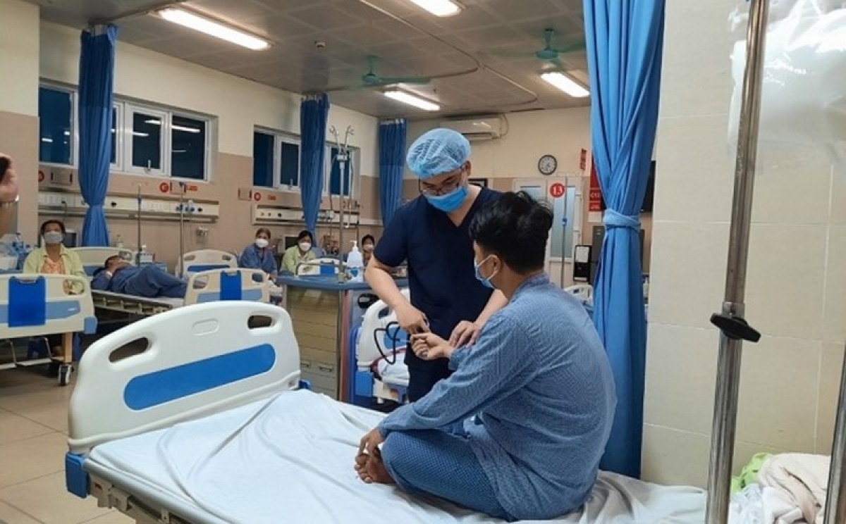 Nam thanh niên bị ngộ độc thuốc lá điện tử phải nhập viện điều trị