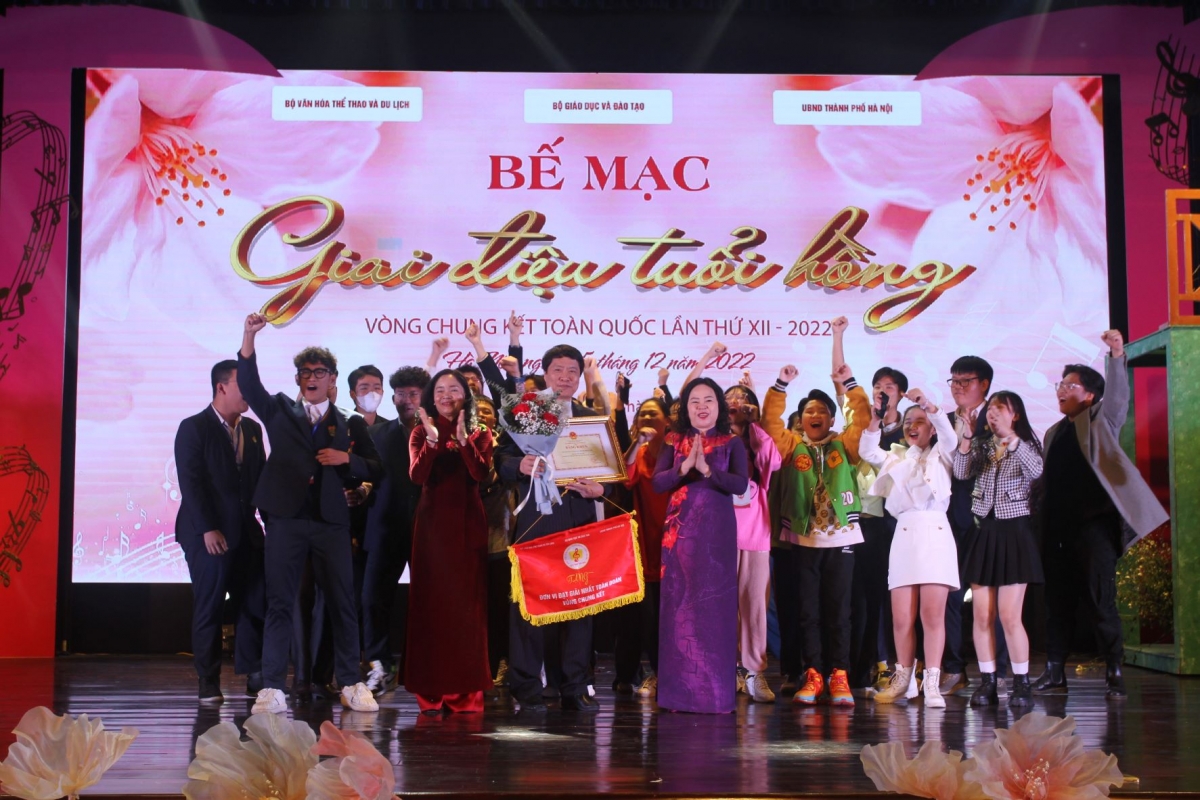 Thứ trưởng Bộ GD-ĐT Ngô Thị Minh trao giải Nhất toàn đoàn cho
Sở Giáo dục và Đào tạo Hà Nội