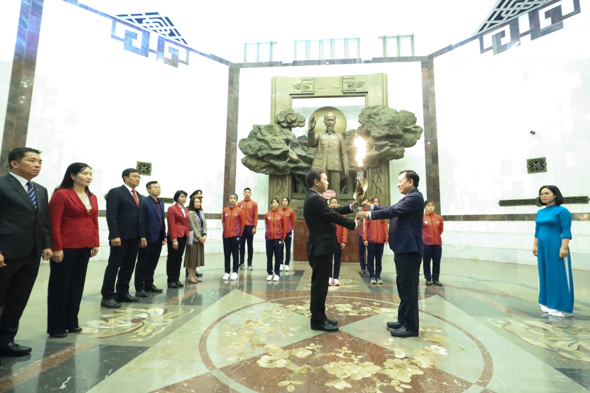 Đồng chí Vũ Mạnh Hà, Giám Đốc bảo tàng Hồ Chí Minh đã trao đuốc cho đồng chí Hoàng Đạo Cương, Thứ trưởng Bộ VH,TT&DL