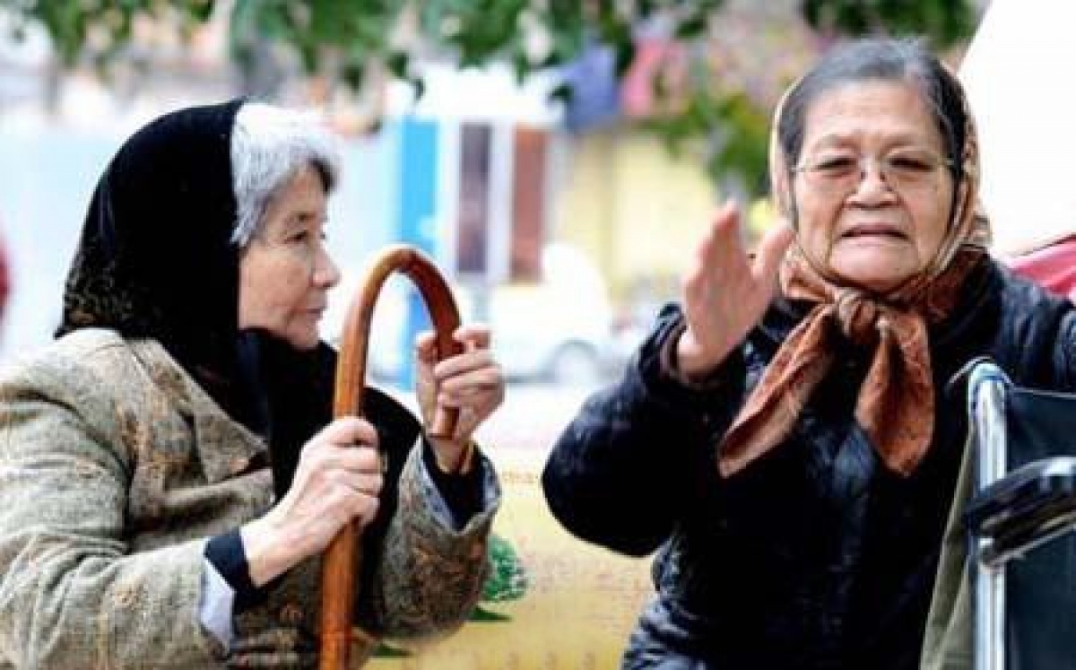 Vào mùa lạnh, người già nên chú ý giữ ấm để phòng bệnh viêm phổi