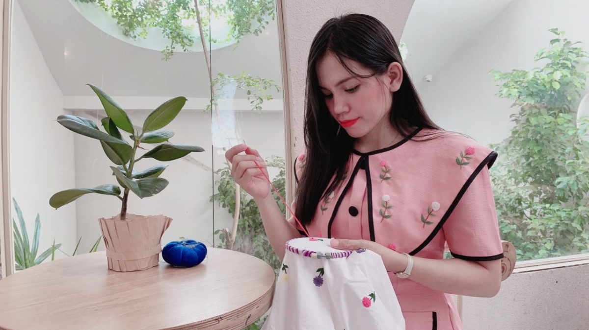 Nghề thêu đến với Hồng Vân tình cờ nhưng trở thành nghề đem lại thu nhập và niềm vui