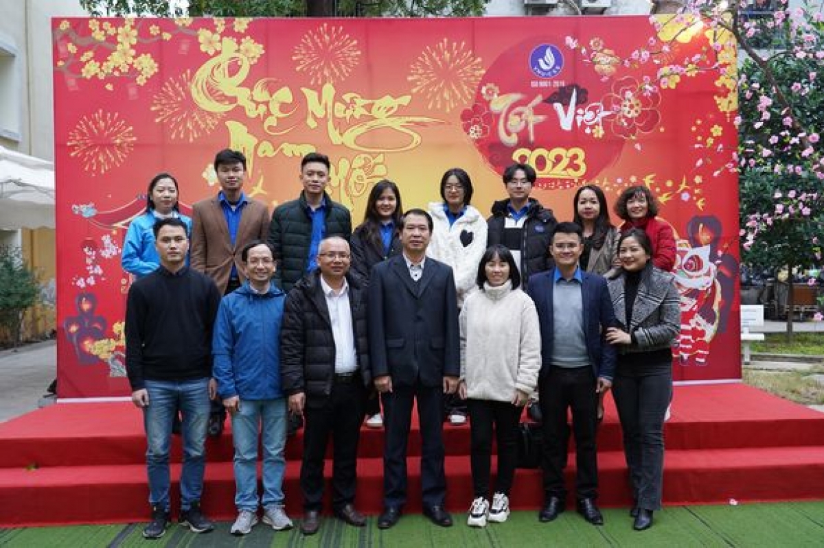 GS.TS Lê Thanh Sơn, Phó Hiệu trưởng Trường Đại học Khoa học Tự nhiên và đoàn công tác của trường đến thăm và chúc tết BQL ký túc xã Mễ Trì và các bạn học viên, sinh viên nội trú
