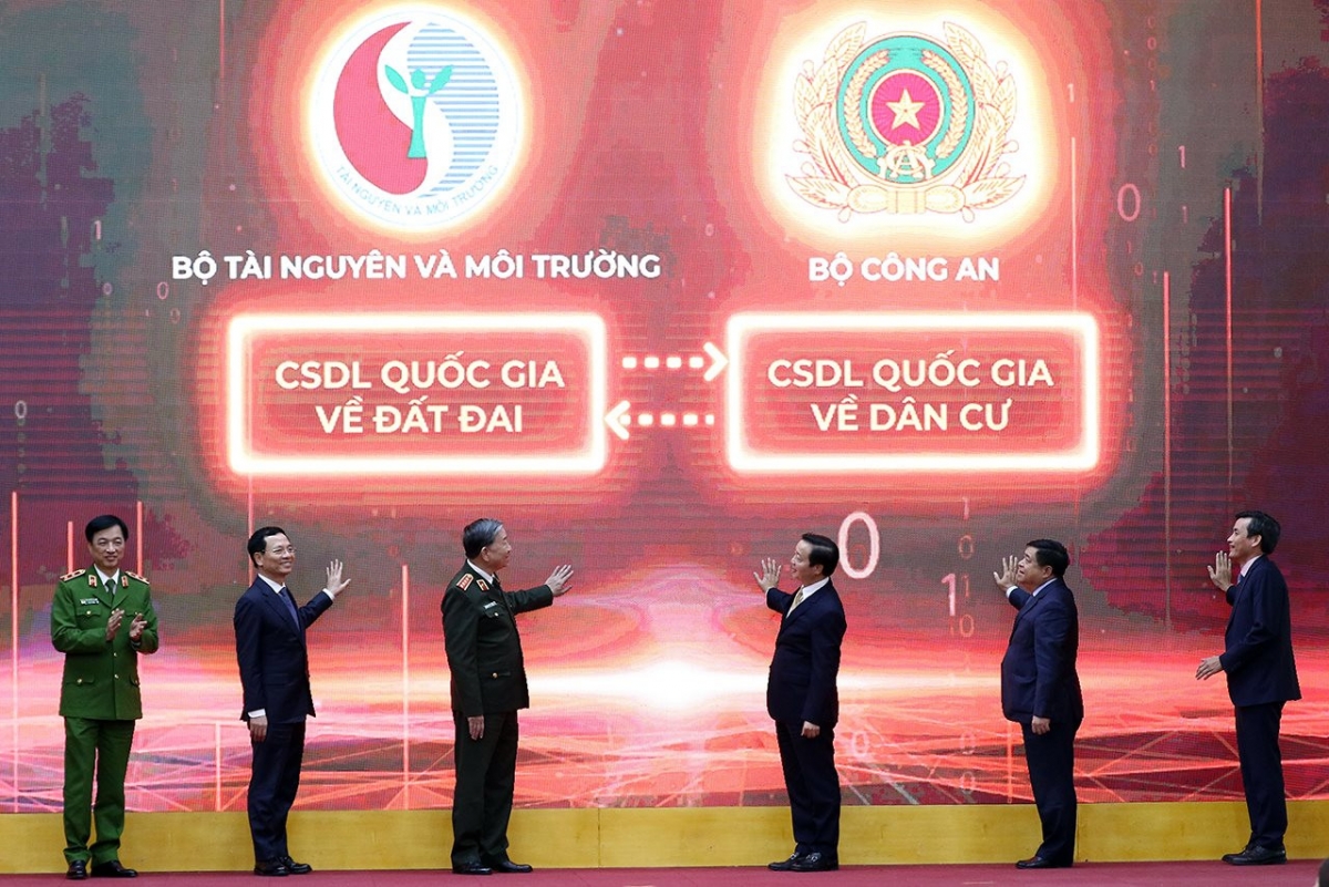 Đại tướng Tô Lâm, Bộ trưởng Bộ Công an; Bộ trưởng Bộ Tài nguyên và Môi trường Trần Hồng Hà; Bộ trưởng Bộ Thông tin và Truyền thông Nguyễn Mạnh Hùng; Bộ trưởng Bộ Kế hoạch và Đầu tư Nguyễn Chí Dũng; Thứ trưởng Bộ Công an - Trung tướng Nguyễn Duy Ngọc; Thứ trưởng Bộ TN&MT Trần Quý Kiên thực hiện nghi thức kết nối cơ sở dữ liệu quốc gia về đất đai và cơ sở dữ liệu quốc gia về dân cư