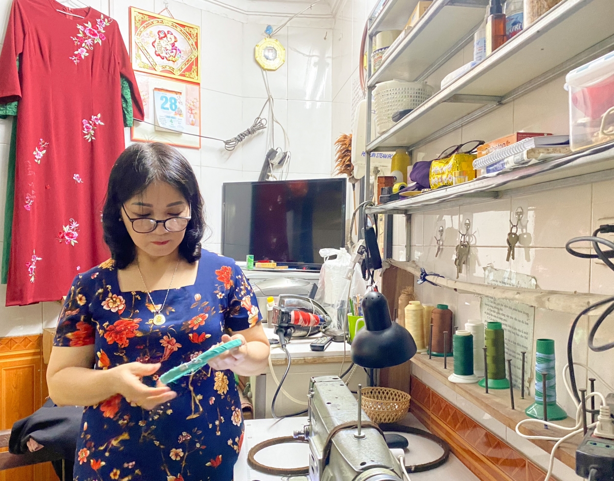 Chị Lê Thị Bùi, chủ tiệm thêu Bích vốn là người làng thêu Cổ Chất, xã Dũng Tiến, huyện Thường Tín.