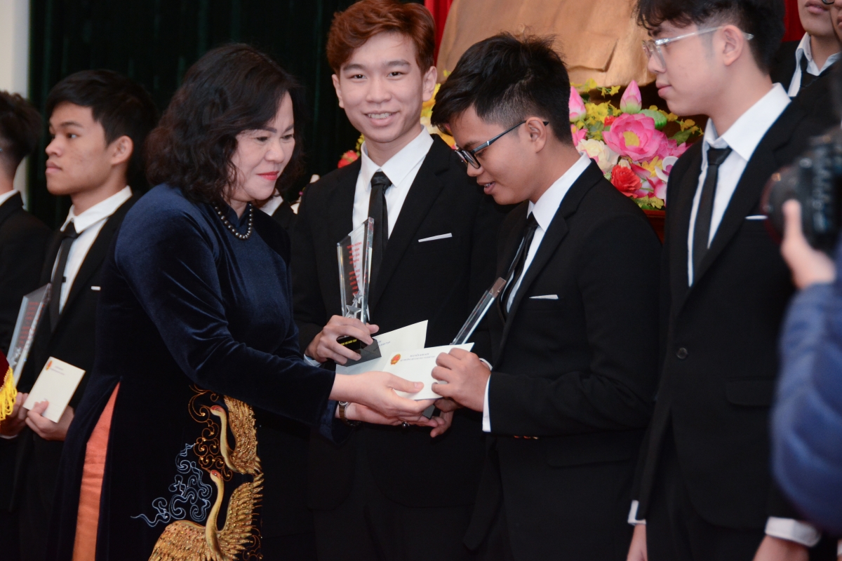 Thứ trưởng Bộ GD&ĐT Ngô Thị Minh trao thưởng cho các em học sinh được tuyên dương
