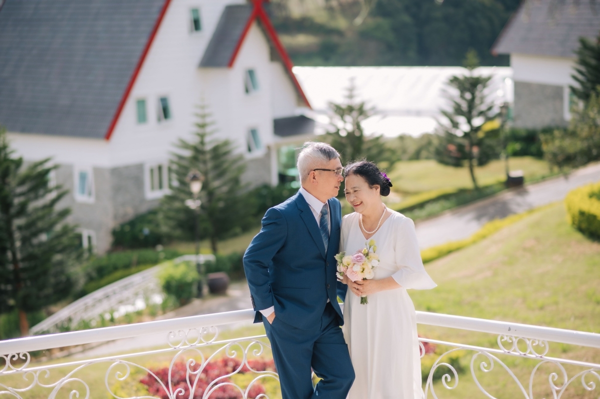 Ông bà không ngại trao cho nhau những cái nắm tay, tình tứ tự nhiên