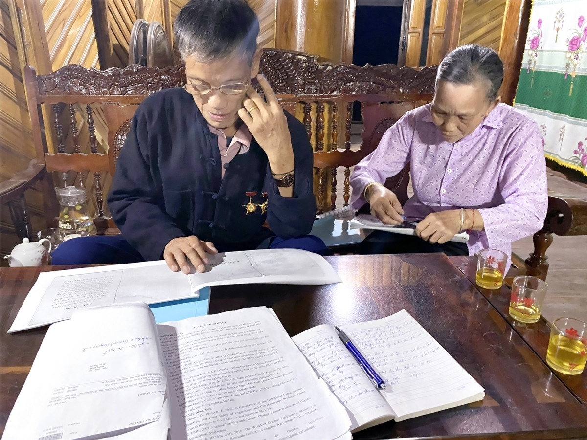 Bà Lò Thị Pộc (vợ ông Điệc) đã luôn sát cánh cùng chồng suốt mấy mươi năm gắn bó với chữ Thái
