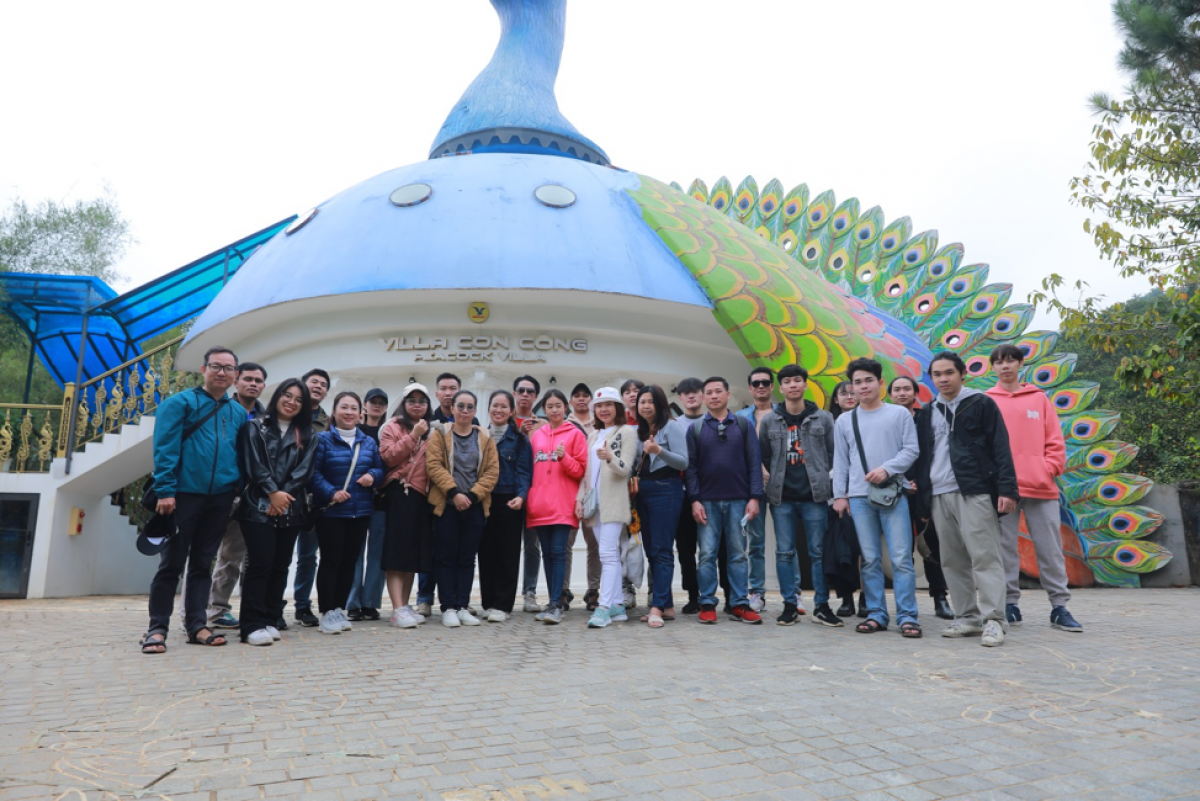 Lưu học sinh Lào tham quan, tìm hiểu văn hóa Tây Bắc