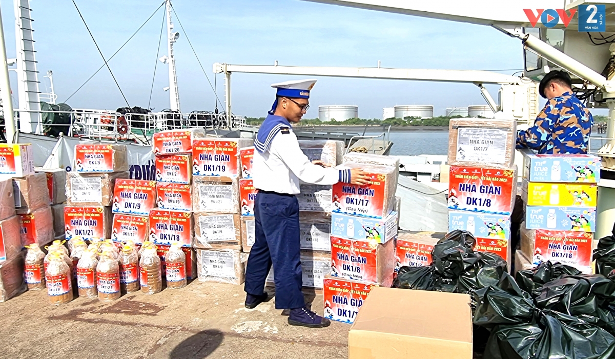 Tại chân cầu cảng Lữ đoàn 171, hàng hóa được các chiến sĩ tập kết, bốc dỡ để vận chuyển xuống tàu.
 