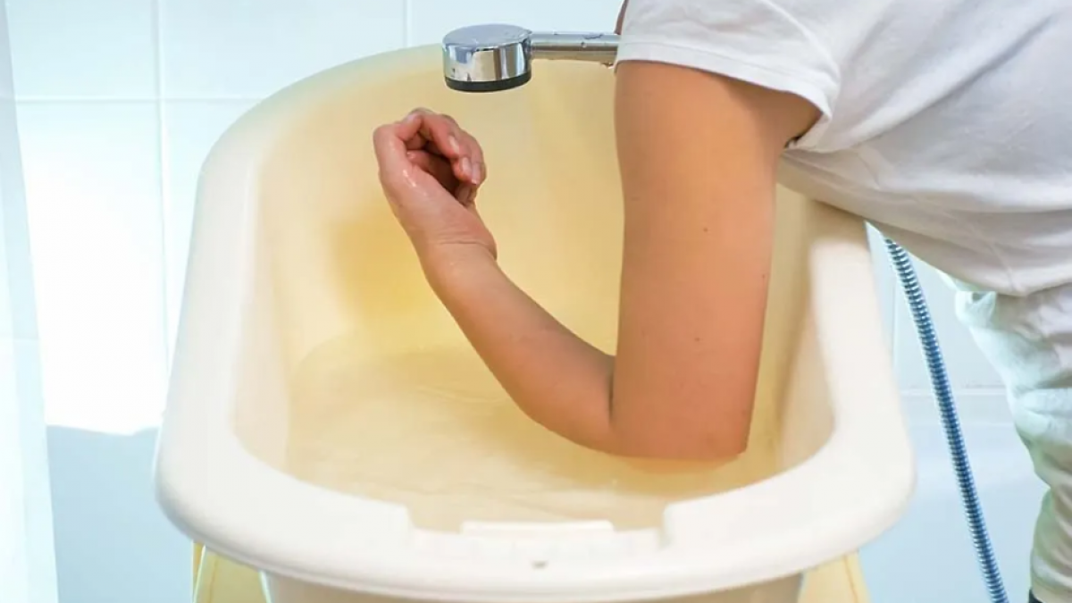 Mẹ có thể dùng khửu tay để thử nước tắm cho trẻ