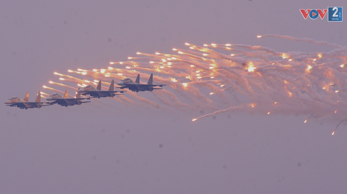 Với những khoa mục biểu diễn điêu luyện, các biên đội Su-30MK2 và trực thăng họ Mi đã “vẽ” trên bầu trời Thủ đô những đường bay đẹp mắt, thu hút đông đảo sự chú ý của người dân
