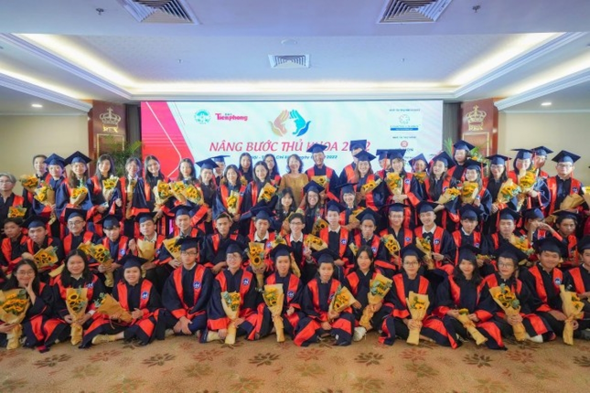 Các tân Thủ khoa được nhận học bổng của chương trình " Nâng bước thủ khoa 2022"
