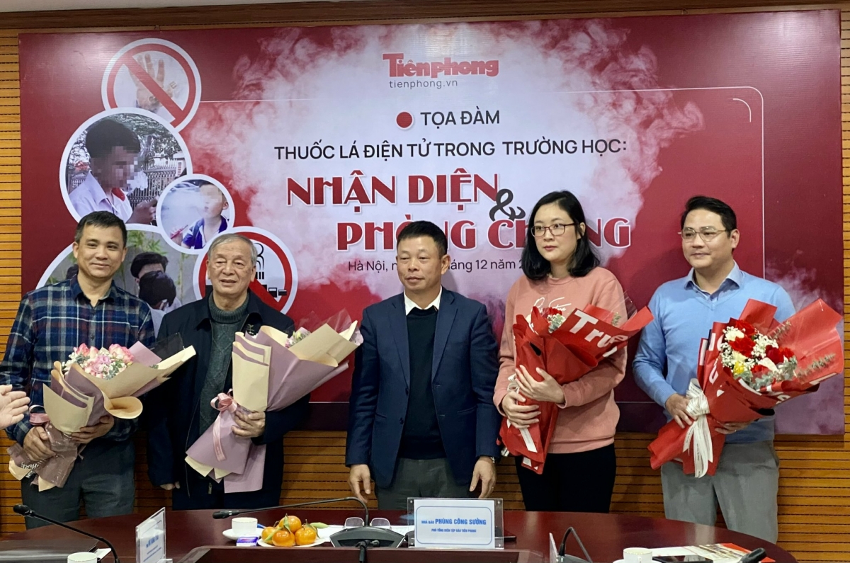 Khách dự tọa đàm về nhận diện và phòng chống thuốc lá điện tử trong trường học.