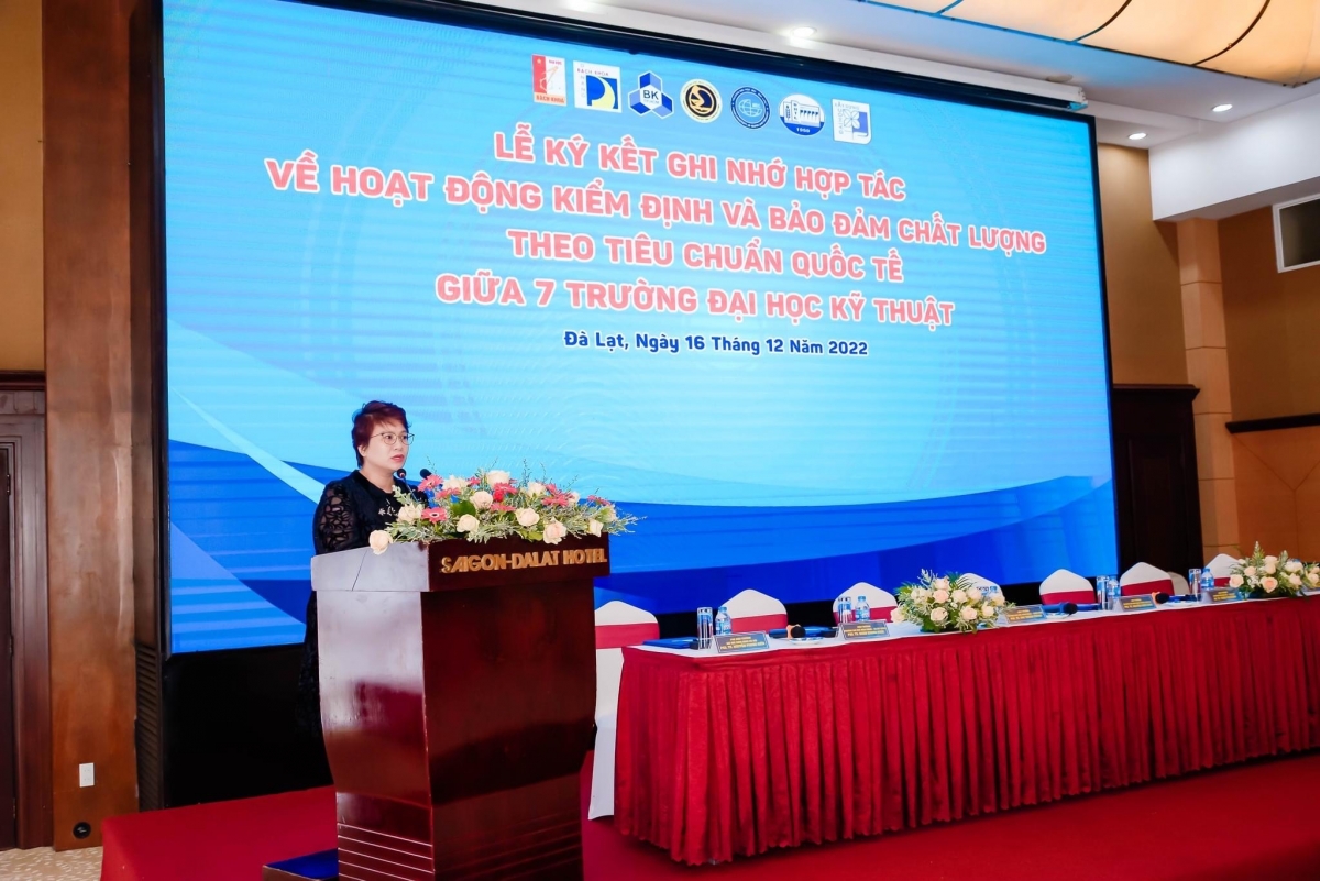 PGS.TS Nguyễn Thu Thủy - Vụ trưởng Vụ giáo dục Đại học phát biểu tại Lễ ký kết 