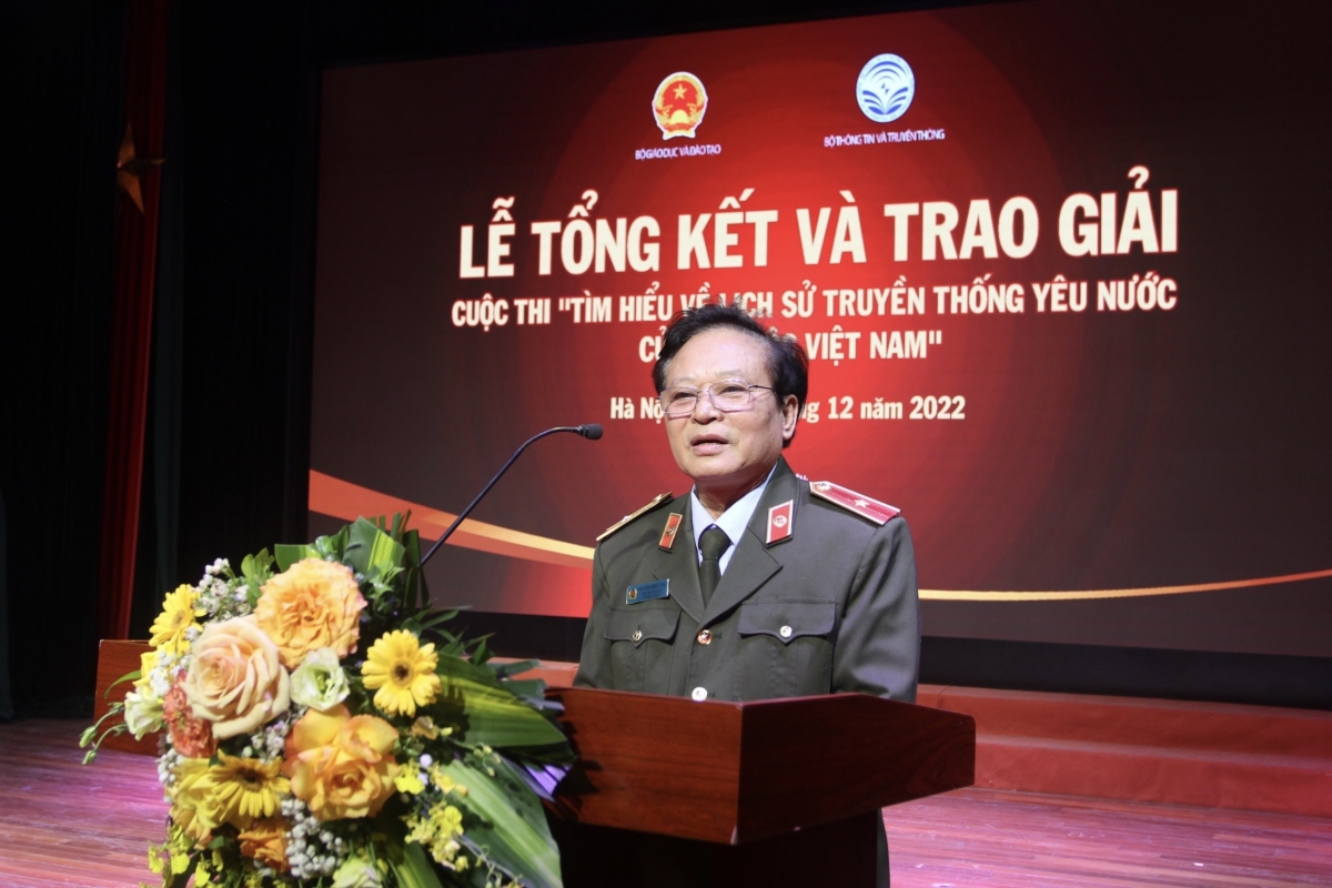 Thiếu tướng, TS, Nhà văn Nguyễn Hồng Thái phát biểu tại lễ trao giải