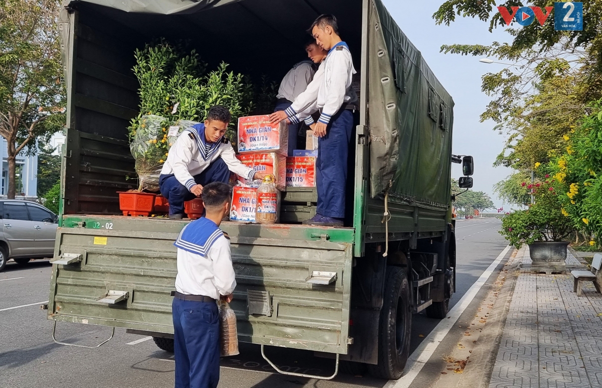 Hàng hóa, nhu yếu phẩm theo tiêu chuẩn Tết của Bộ Quốc phòng để cán bộ, chiến sỹ Nhà giàn DK1 đón Tết Nguyên đán 2023 gồm có: lợn, gà, gạo nếp, lá dong, đậu xanh, măng, miến, mộc nhĩ, hoa mai, quất cảnh, mứt, bánh kẹo..v..v...
 