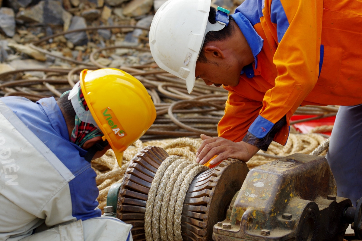 Gấp rút trên công trường để đưa đường dây 220kV Nậm Mô - Tương Dương về đúng hạn (Ảnh: Thành Vinh - PTC1)