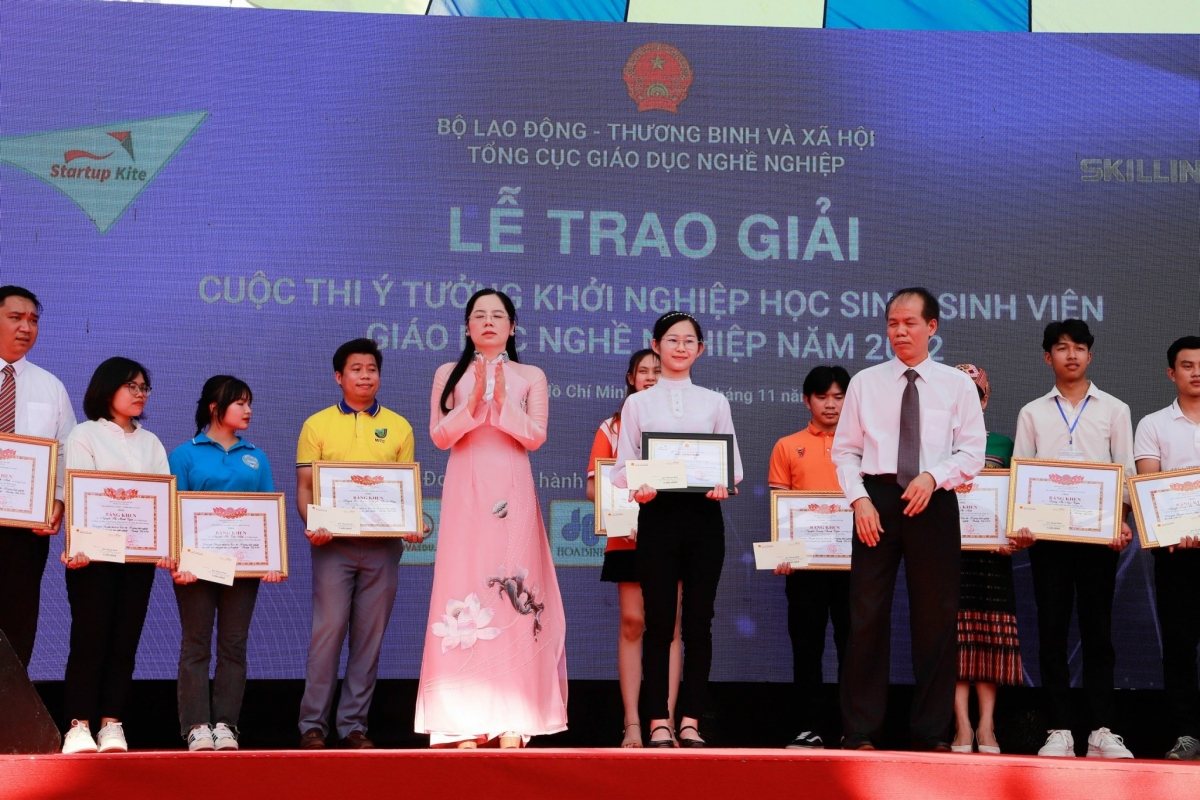 Dự án Back to Dream của sinh viên Trường Cao đẳng Thương mại và Du lịch Hà Nội được trao giải tại Startup Kite 2022
